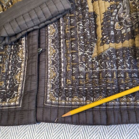 REVERSIBLE QUILTED lightweight jacket, pit to pit 24 1/2” Large Preworn - Picture 13 of 16